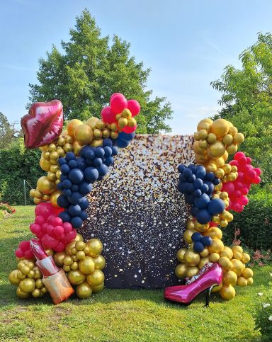 Bunte Balloninstallation mit Glamour-Thema, mit hohem Schuh und Lippenstiftmotiven.